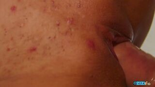 Gros cul rouge adolescent saut dans un nid dur, gorge profonde après la pipe