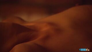 Chaud blonde baise ses seins, et puis il y a baise par terre