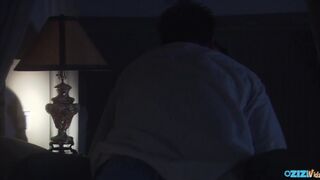 Adolescent fille suce et chevauche la queue dans le lit avant le lit
