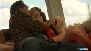 Chaud sur le canapé - vapeur baise la maman aux cheveux noirs