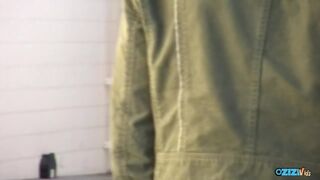 Petite salope baise un étranger dans une toilette publique