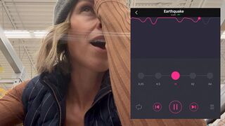 Forme dure dans le supermarché avec des vibrateurs de télécommande paresseux