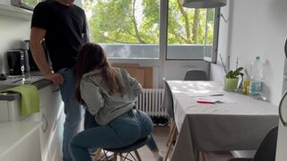 Ma colocataire la baise dans la cuisine !
