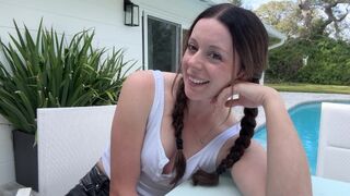 Étape Sis amène son vibromasseur à la piscine et les conventions vous à cum ensemble en secret