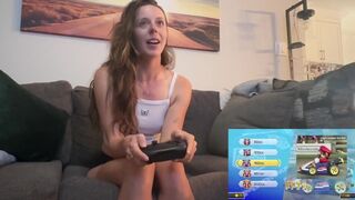Duel de mario kart rayé avec jouet luxuriant dans ma chatte - inondation de banane dans le jeu sexy