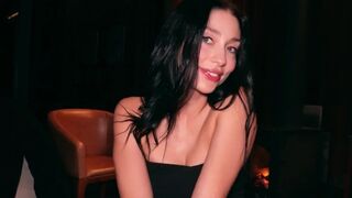 Pov: La nuit du vin se tourne vers ma chanson sauvage quand une adolescente sexy et perdue frappe à ma porte