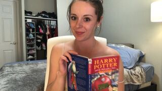 Hystérique Harry Potter lecture assis sur des prothèses vibrantes