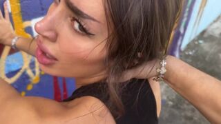 Sisi Rose est une telle pute qu'elle aime se faire baiser en public - Teddy tarantino