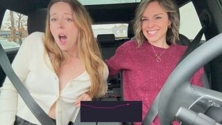 Nadia Foxx et Serenity Cox voiture lesbiennes baise bites paresseuses