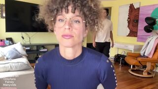 Enseignante belle-mère baise la bite de son fils adolescent en classe
