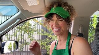 Starfucks oublie le café et rentre chez lui avec l'invité