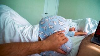Mostoha soeur se réveille et aide son frère à apprécier regarder du porno - le sexe agréable