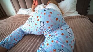 À la porte ouverte, en regardant du porno, elle séduise son beau-père, sa fille garce