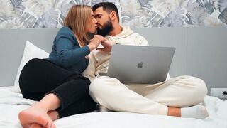 L'adolescente parfaite séduit l'enfant vierge sur un premier rendez-vous - elle a l'esprit