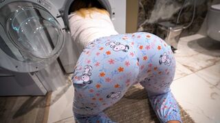 Infirmière Mostoha est coincée dans la machine à laver et se fait baiser dur - plein de sprays