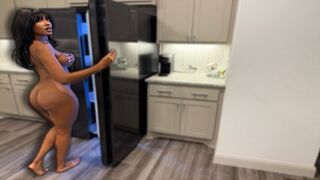 Une belle-mère nue m'apprend à embrasser son corps