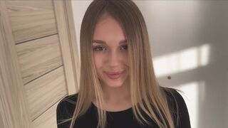 L'adolescent blonde saute sur l'arbre de son petit ami