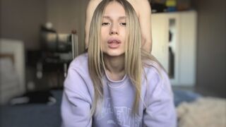 La bombe blonde adolescente montre son corps et aide son ami à en profiter après la baise chaude