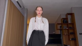 Mon camarade de classe d'église calme ma bite en sucant
