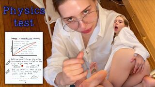 Professeur de physique baise la petite salope qui avale chaque goutte