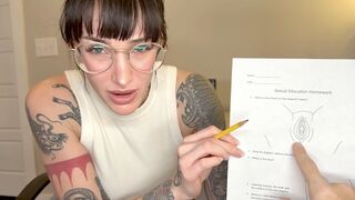 Mère Mostoha vous aide avec vos devoirs d'éducation sexuelle