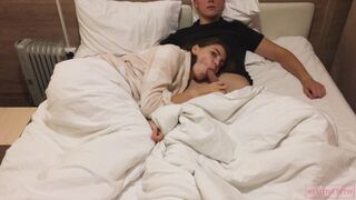 L'adolescente séduisante suce sa bite en regardant des films à la maison