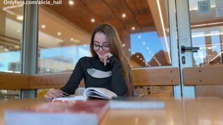 La séduction blonde de la bibliothèque - pipe sauvage entre les étagères