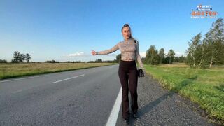 Hot chienne dans serré leggings montre ses seins et cul, paie le sexe pour une balade