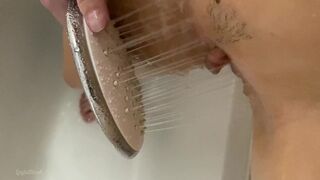 L'orgasme tremblant de jeune fille avec la tête de douche