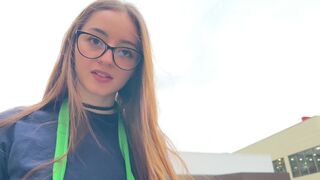 La fille du café me suce les couilles dans une voiture