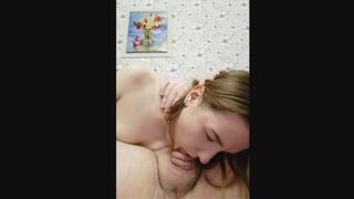 Pipe profonde aux larmes, sperme dans la bouche d'un adolescent chaud