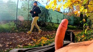 Park bite flash: une maman sans honte ne pouvait pas résister à une baise poitrine dure