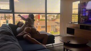 Surprise pour ma belle-sœur dans le salon
