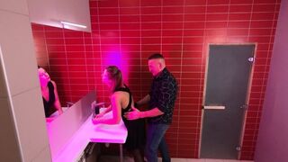 Le vrai sexe au club de nuit et c'est en public wc