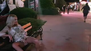 Crazy russe fille se masturber et pisser dans la rue publique