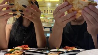 Sur un premier rendez-vous, elle baise l'adolescent philippin et remplit sa chatte en bgc