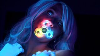 Neon brillant adolescent fille séduit votre bite avec son corps parfait