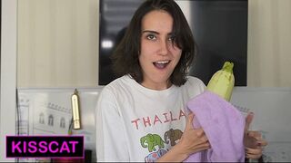 Premier baiser avec ma belle-sœur sur le canapé pendant la cuisine