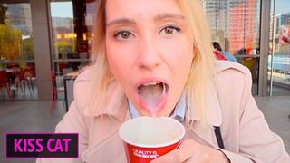 Adolescent blonde fille suce le pot dans la salle de bain et boit du café avec plaisir - wendis et baiser chat