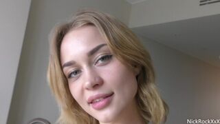 Loren Strawberry a une chatte anale serrée dans l'hôtel