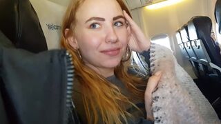 Aventure aérienne: sucer et putain de blonde adolescente dans un avion