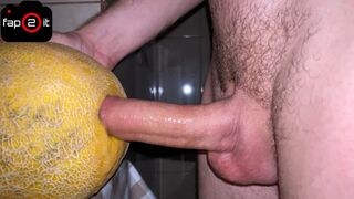 Un mec qui a une merde qui grandit sur sa tête gémissant avec un melon juteux à la crème