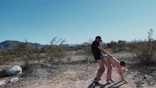 Blonde amateur fille baise la grosse bite sur le côté de la route du désert