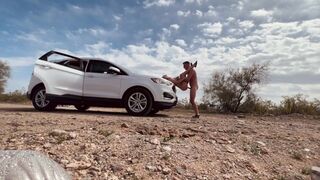 Presque pris la baise sauvage dans le désert dans le sable par la route