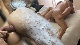 Petit déjeuner douche est coincé dans la baise chaude avec la joie