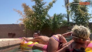 Il m'a arraché le bikini. Je faisais du sexe dans la piscine