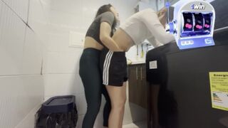 Orgie lesbienne secrète dans la buanderie