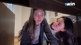 Je n'ai pas remarqué que ma bonne était si chaude, elle était à l'intérieur pour nettoyer l'étude