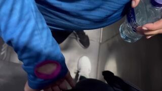 Séduction de gymnastique: massage chaud dans les toilettes
