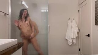 Douche en verre chaud en vacances: couple adolescent sauvage avec le sexe à la vapeur